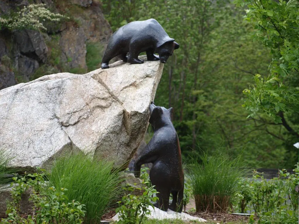 les ours en bronze dans l'aude près du camping du moulin du pont d'aliès
