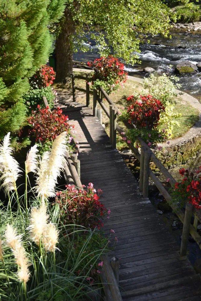 petit pont au dessus de l'aude à Axat en Occitanie