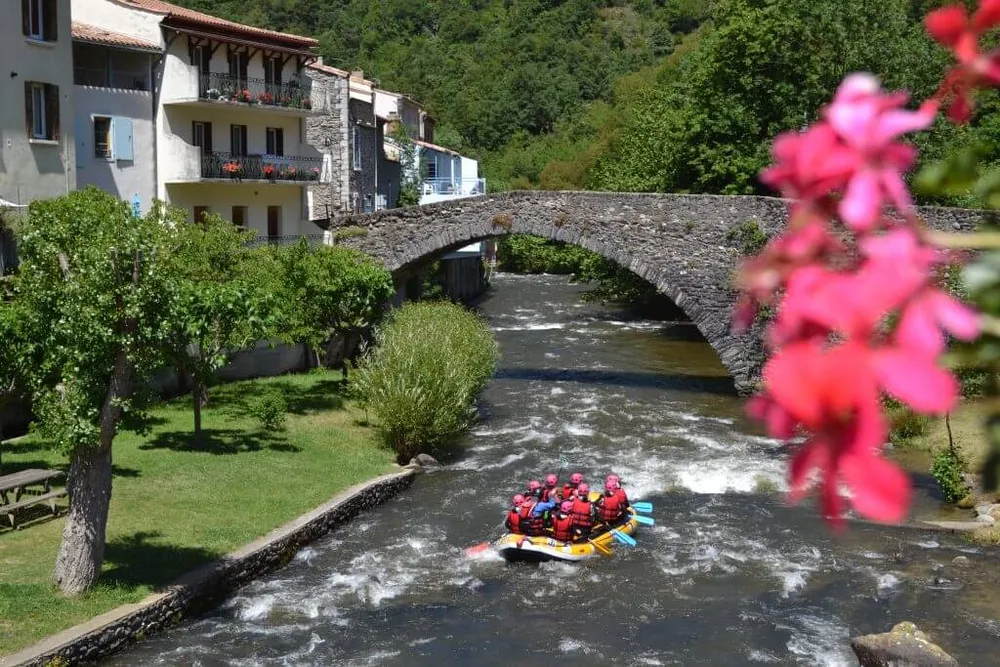 Pont en pierre et rafting en Occitanie