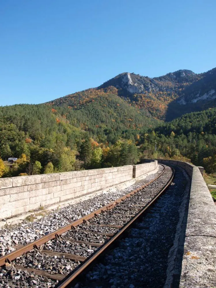 rail dans la montagne d'axat en Occitanie proche du camping moulin du mont d'aliès