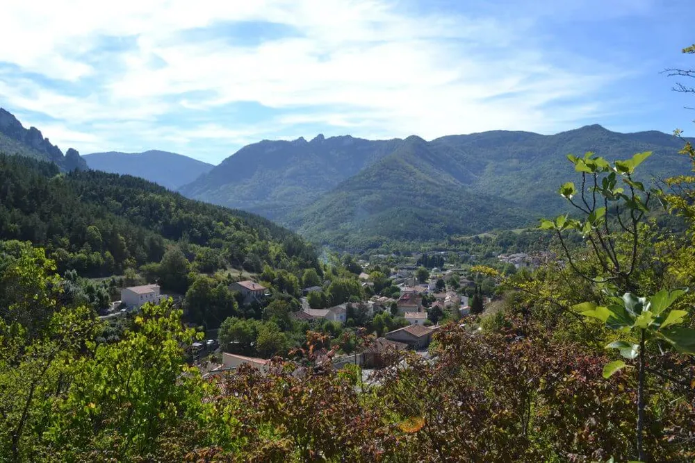 Vue dans la vallée proche du camping du Moulin du pont d'Aliès